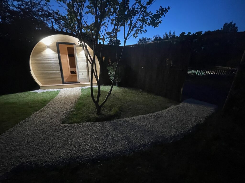 Tonneau insolite éclairé la nuit