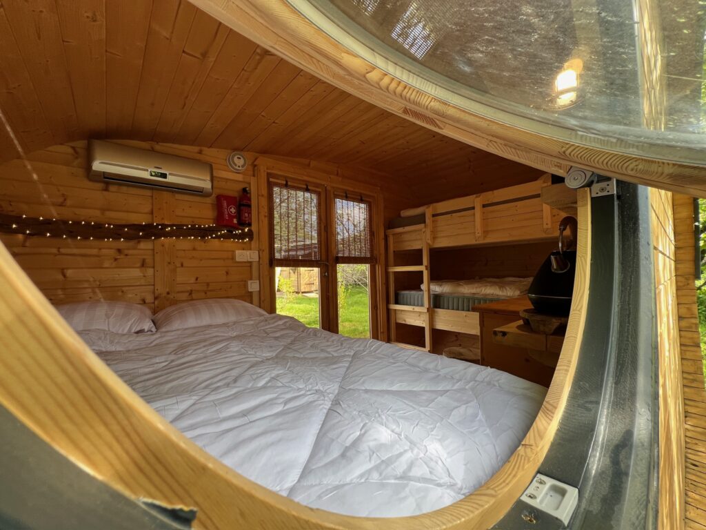 Intérieur d'une cabane en bois avec 4 couchages