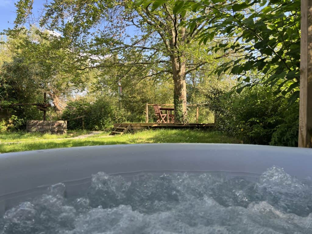 SPA au milieu du petit jardin privatif du tonneau