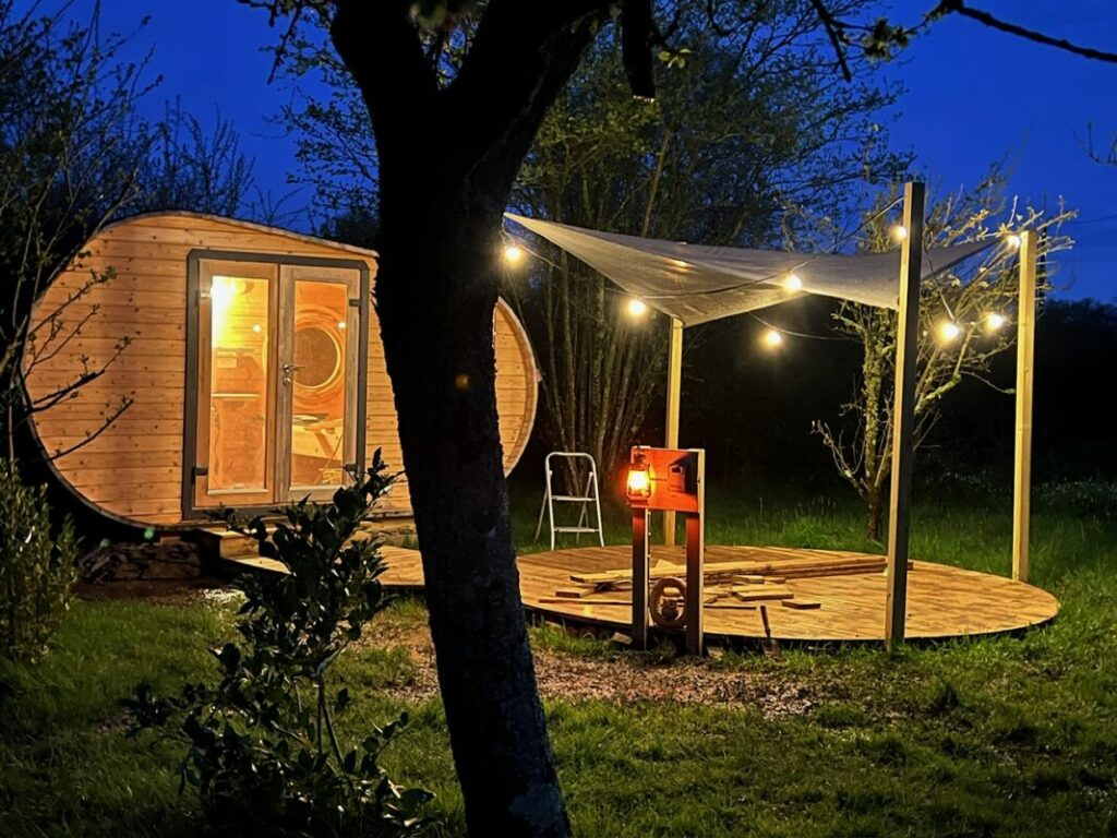 Cabane éclairée la nuit