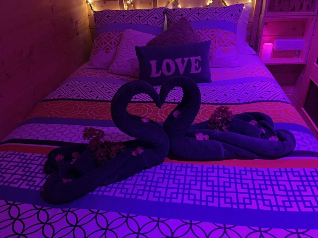 Lit décoré avec des serviettes et des fleurs