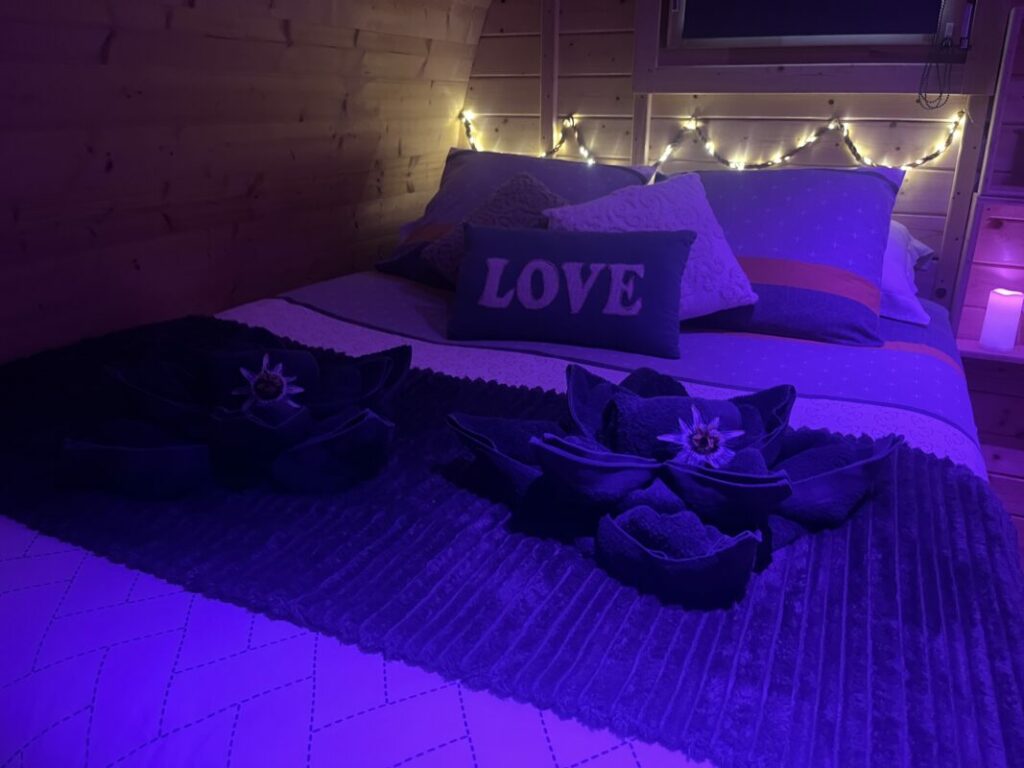 Lit décoré pour Week end romantique personnalisé